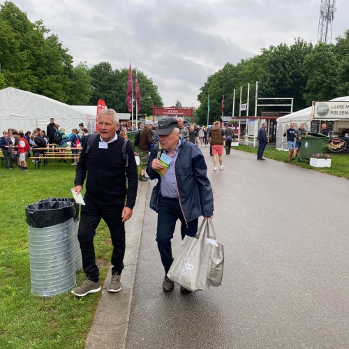Vi ankommer i små grupper fra hovedporten. Her Leif og Jesper med mere kaffe/ the.