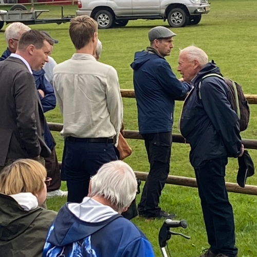 L&F Formanden Søren Søndergård hilser på Johannes og Leif før talerne starter.