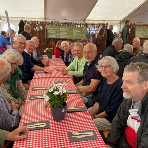 Så kom frokosten i Fasaneriets store telt. Vi sad ved 2 borde. 