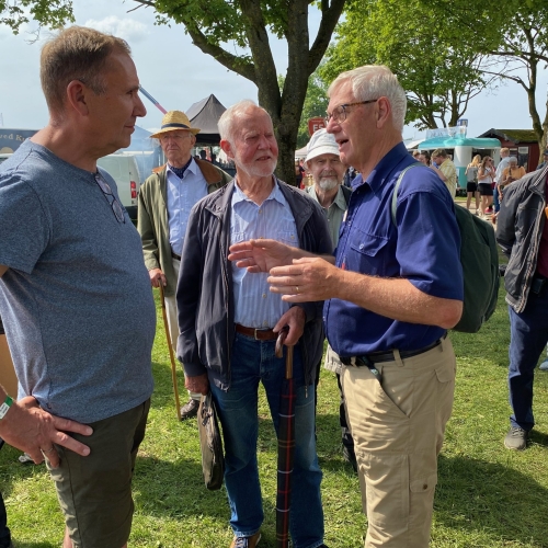 Et formandsmøde. 2 siddende på formandsstole og en der tidligere var der.