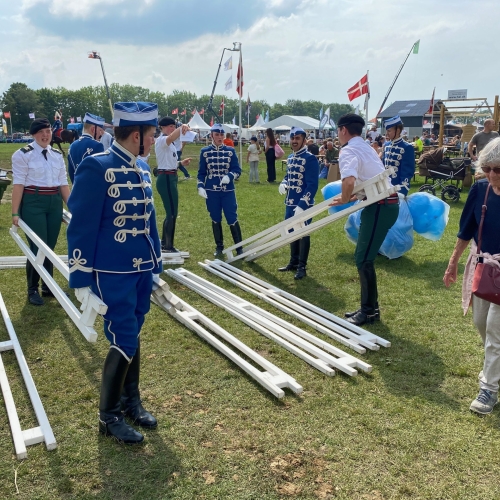 Også gardehusarerne var til opvisning. Her samle dele til ridesprigning.