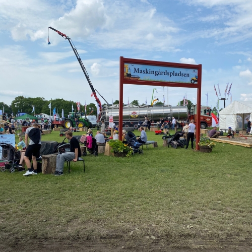 Vi er ved indgangen til den store maskinafdeling. Et enormt udbud.