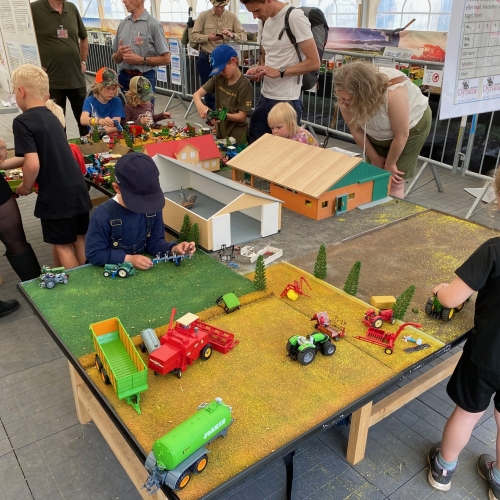 Oplevelser for både store og små i udstillingen om udviklingen i Landbruget.