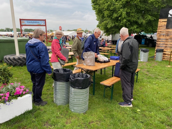 Der lægges an til kaffen på våde borde og bænke.