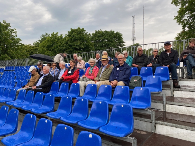 Så er vi på plads for at overvære åbningstalerne og de friske folk på plænen med alskens dyr !