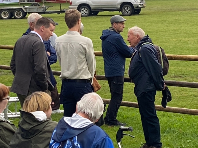 L&F Formanden Søren Søndergård hilser på Johannes og Leif før talerne starter.
