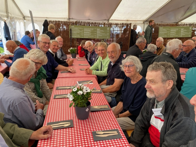 Så kom frokosten i Fasaneriets store telt. Vi sad ved 2 borde. 