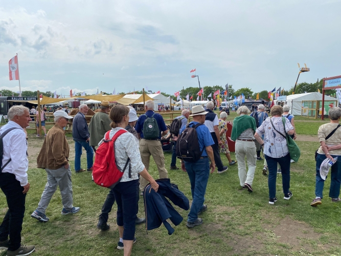 Næste punkt: Rundtur på pladsen med rundviser.