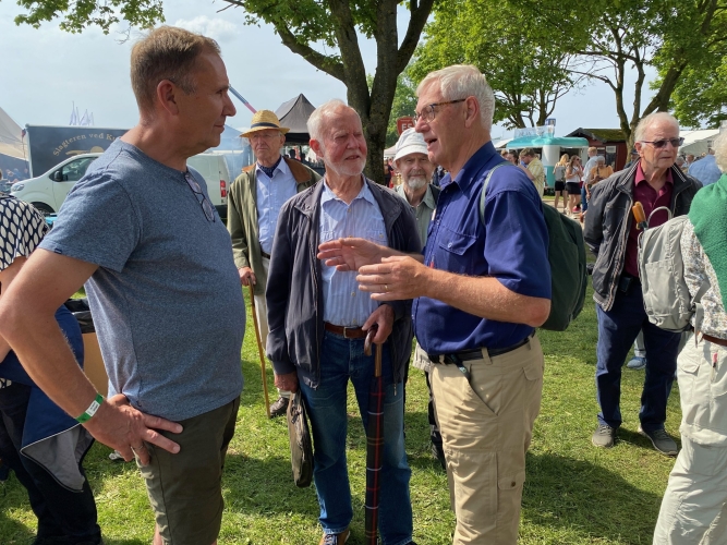 Et formandsmøde. 2 siddende på formandsstole og en der tidligere var der.