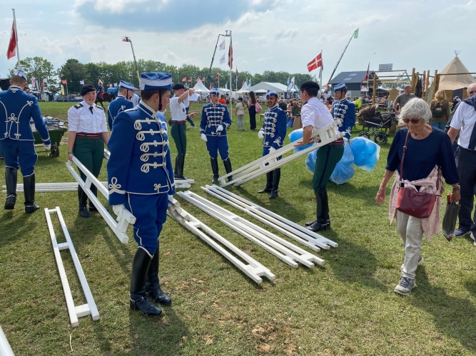 Også gardehusarerne var til opvisning. Her samle dele til ridesprigning.