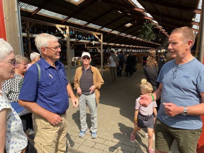 Antallet af dyre haller var stort. Her foran kvæghallen. Vi kunne ikke når gå ind i alle.