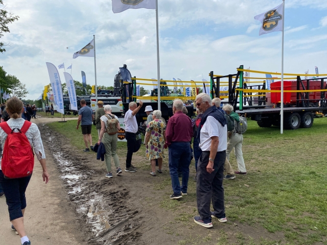 Det er nu ud på eftermiddagen og vi skal til det sidste stop. Der er stadig lidt smattet hist og pist.