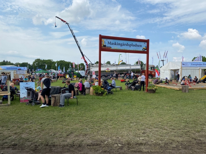 Vi er ved indgangen til den store maskinafdeling. Et enormt udbud.