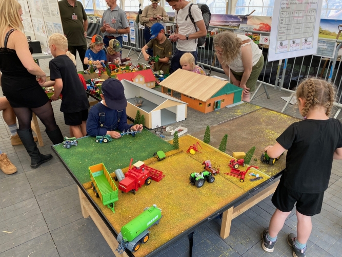 Oplevelser for både store og små i udstillingen om udviklingen i Landbruget.